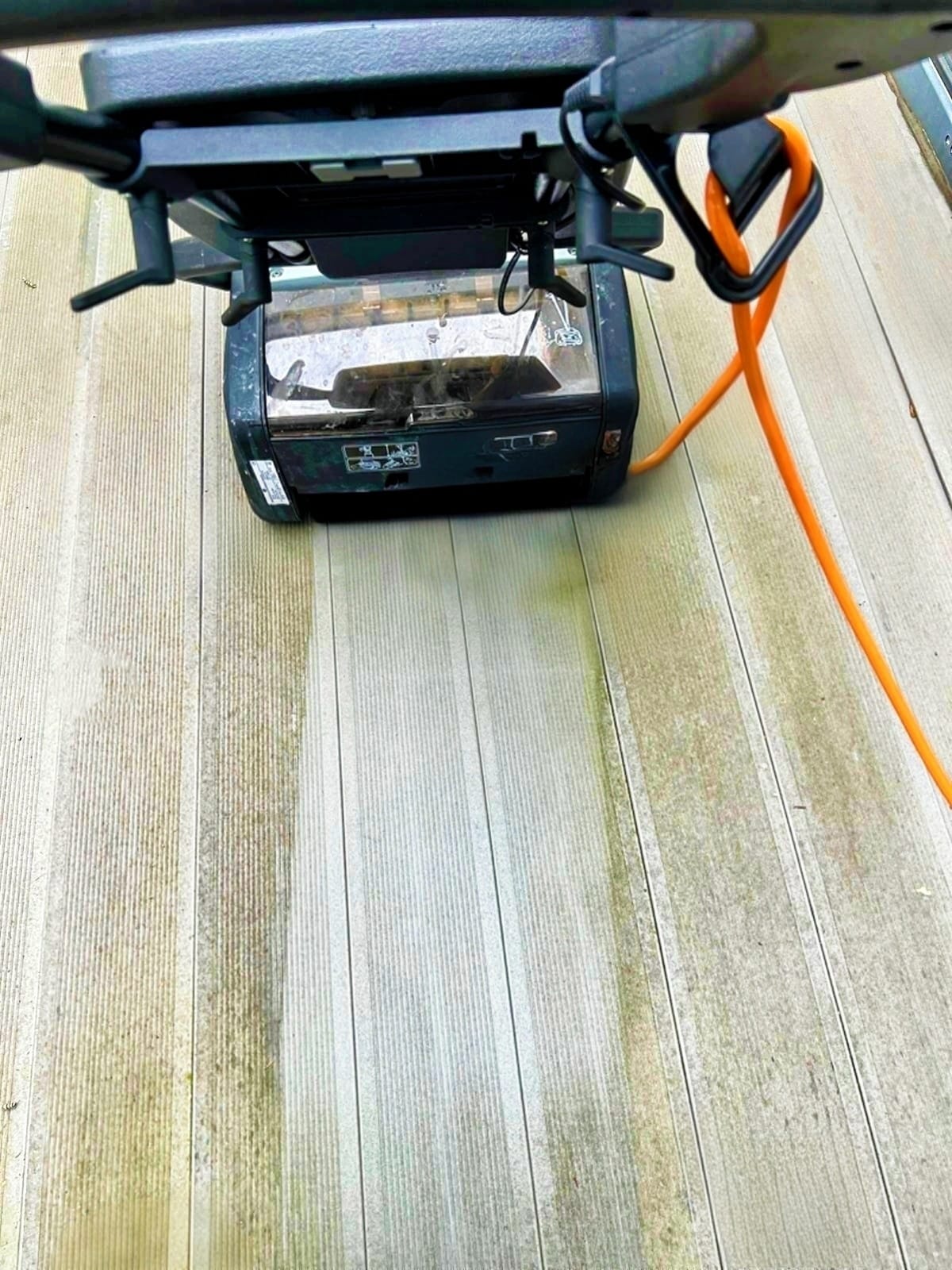 GRS-Clean Reinigungsmaschine auf Holzterrasse